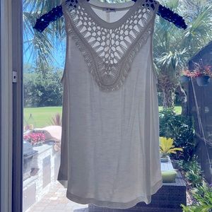 🌻Plunging macramé neckline tank top